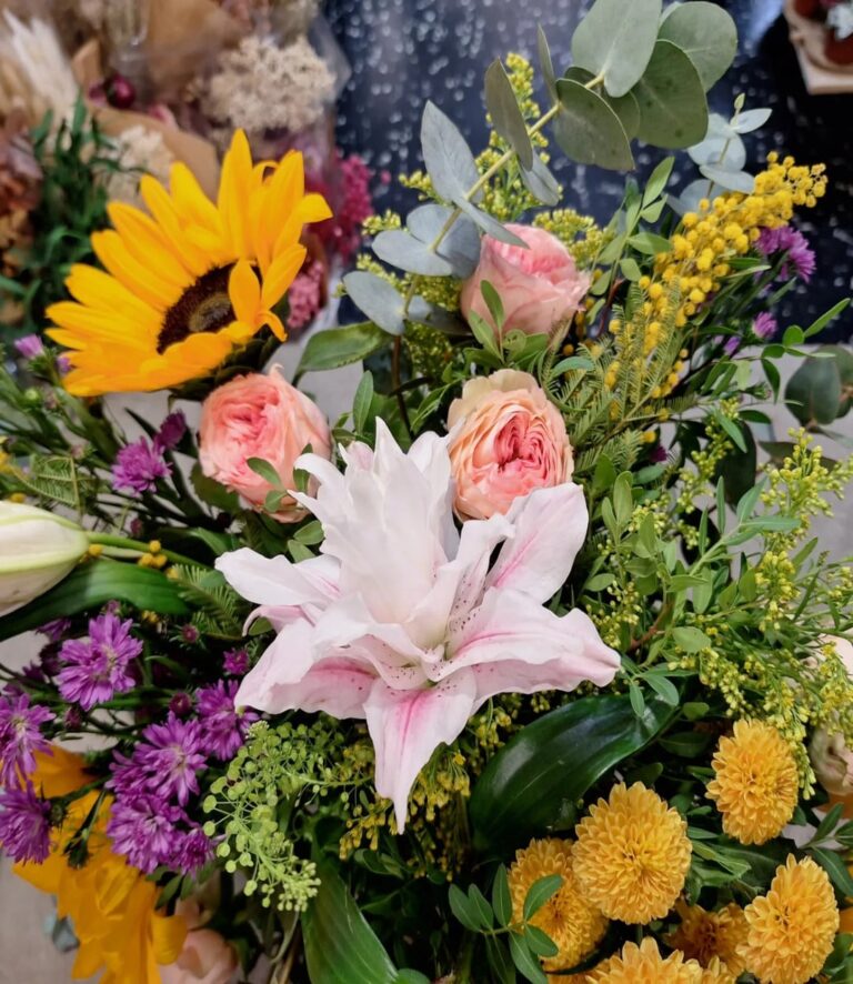 Flores del ramo de girasol, rosa, mimosa,lilium