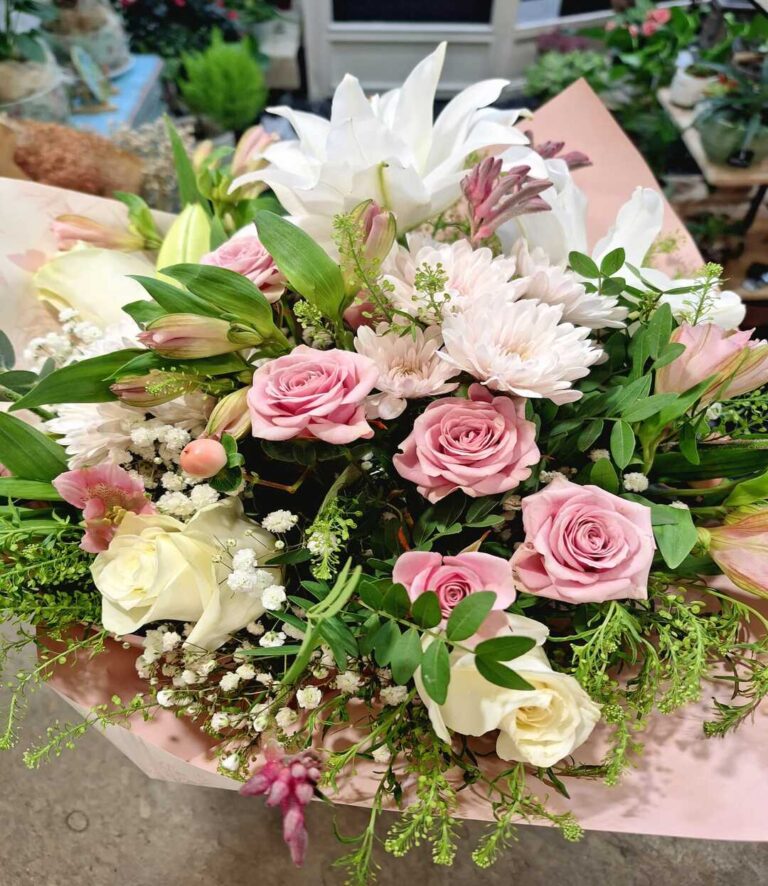 Ramo de rosas y lirios
