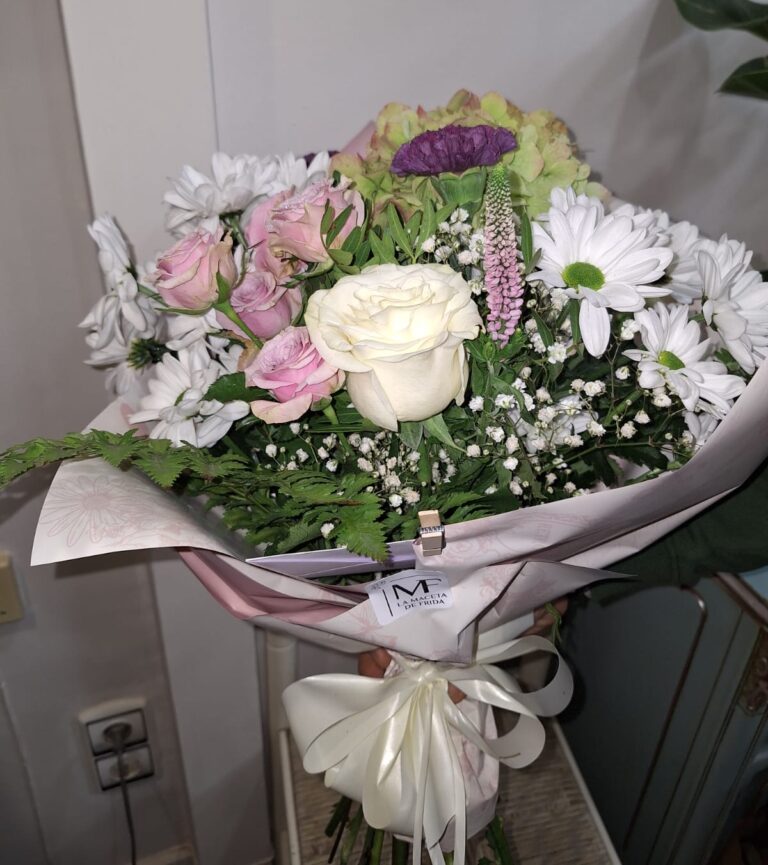 Imagen para entrar en la categoría de ramos donde muestra un precioso ramo de margaritas, rosas blancas y rosas de color rosa