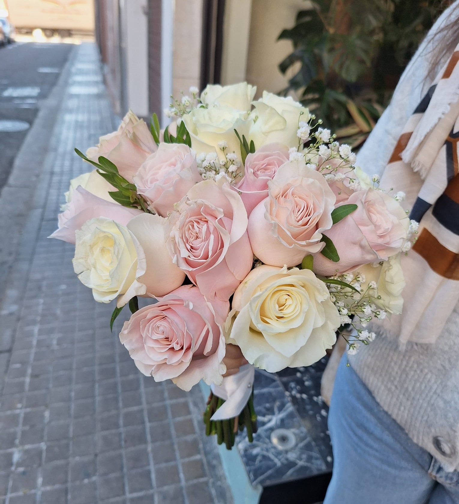 Ramo de rosas blancas y rosas