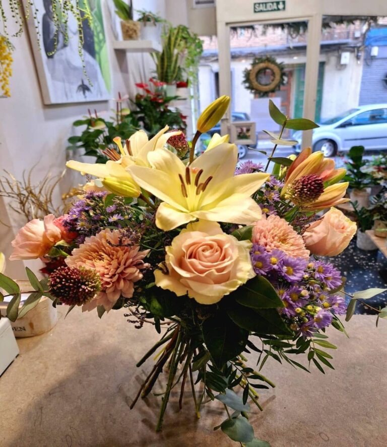 Ramo de lirios rosas y crisantemos