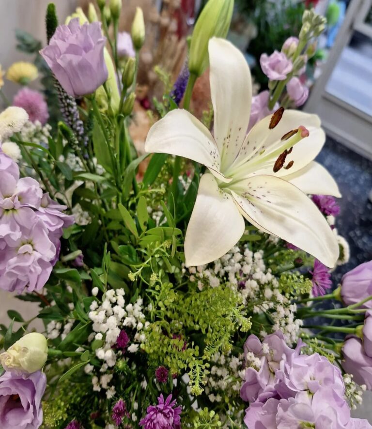 Ramo de alelis, aster, ver贸nica, lisiantus