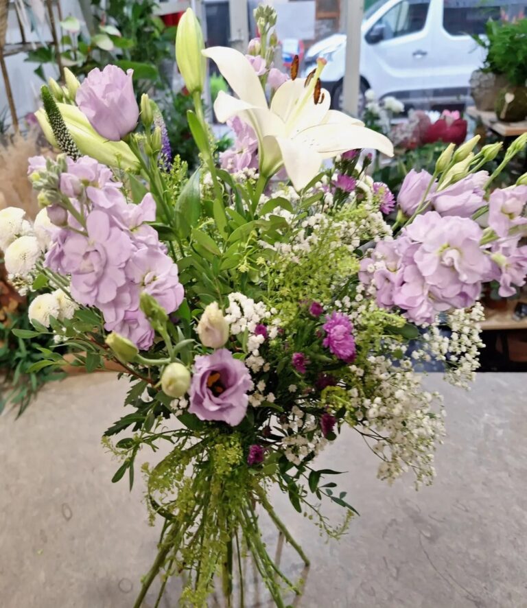 Ramo de alelis, aster, ver贸nica, lisiantus