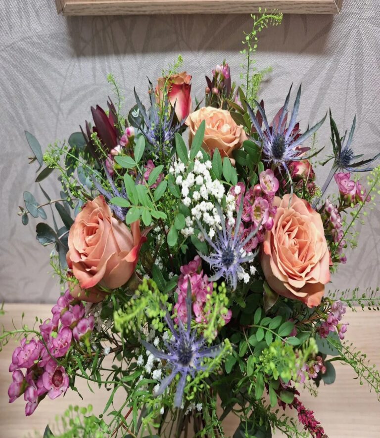 Ramo de rosa, eryngium, flor de cera, leucoderma