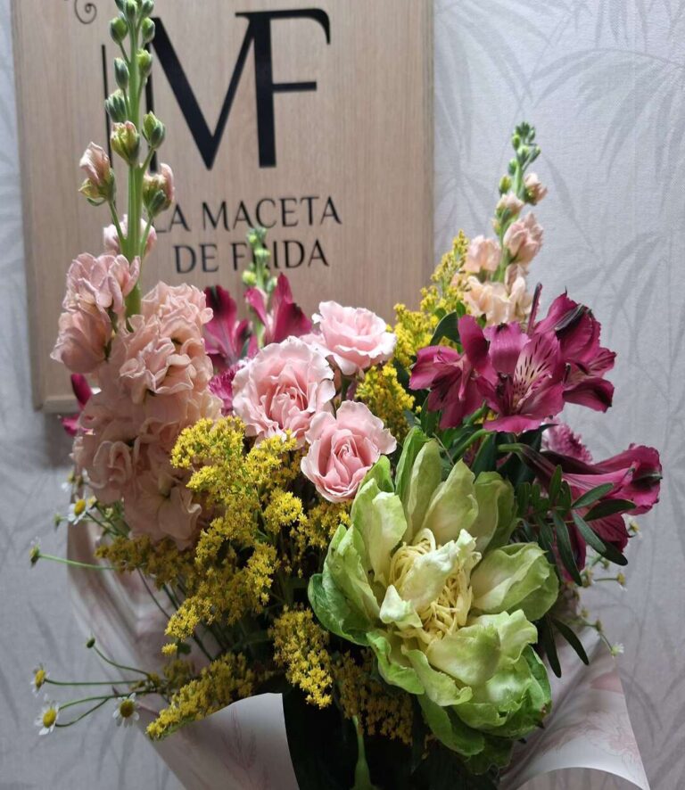 Ramo de rosas, solidago, alstromeria