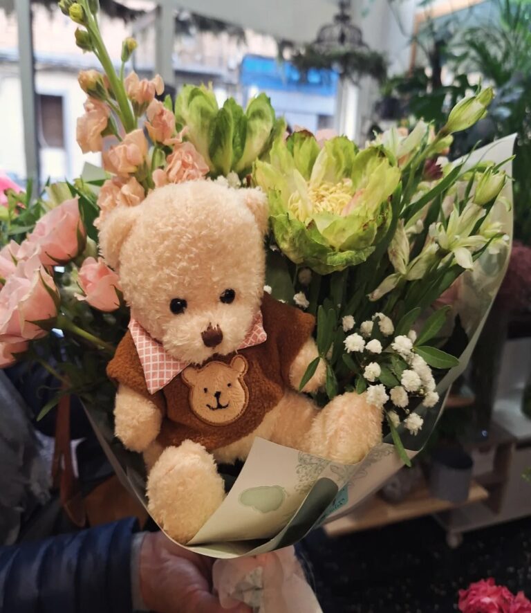 Ramo de rosas, solidago, alstromeria con osito de peluche