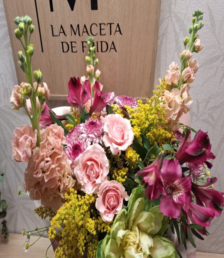 Ramo de rosas, solidago, alstromeria zoom