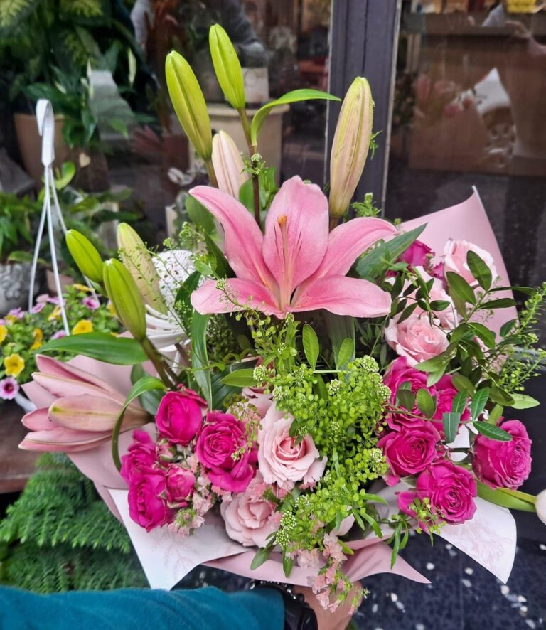 Ramo de rosas y lilium de cerca