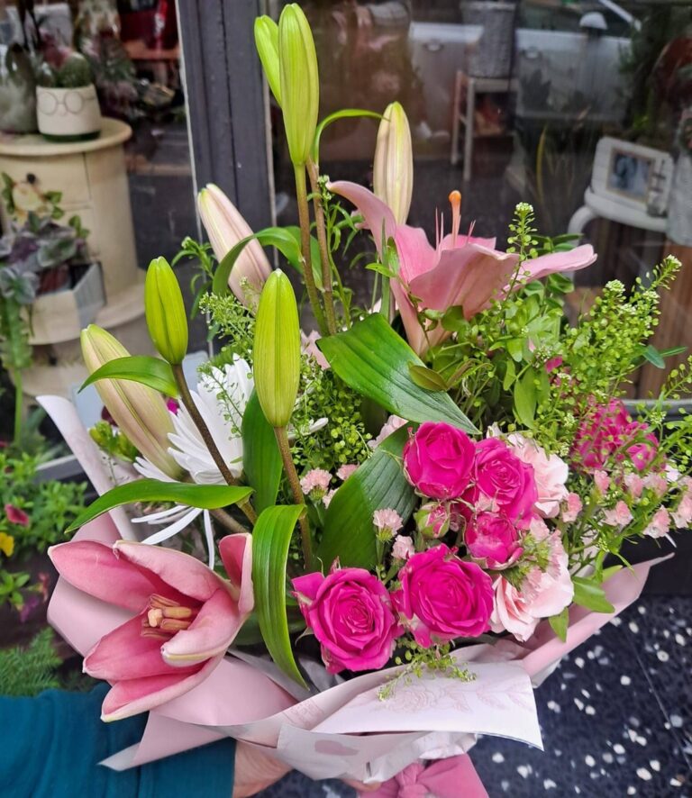 Ramo de rosas y lilium frontal