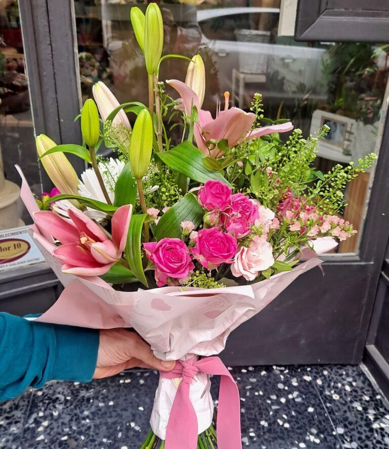 Ramo de rosas y lilium